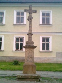 Kříž rodiny Doubravských na Náměstí Míru před domem č. 47 