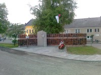 památník obětem 2 . světové války naproti domu na Náměstí Míru č. 46