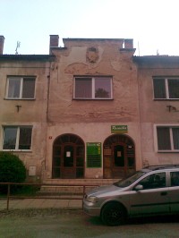 detail vchodu do domu MODRÁ HVĚZDA i s erbem pod štítem