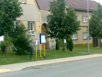 autobusová zastávka Třeština - náves z jednoho směru 
