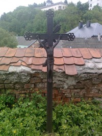pozůstatek z pořadí prvního hřbitova: železný kříž u místěný vedle náhrobku