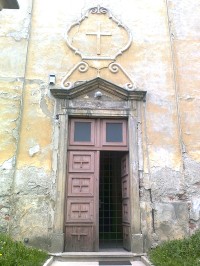 hlavní vchod do kostela 