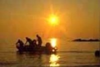 rybáři při západu slunce
