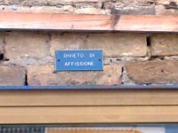pro zajímavost - značka na fasádě kostela "divieto di affissione" v překladu "zákaz billboardů"