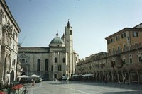 náměstí v Ascoli Piceno vystavěné výhradně s travertinu