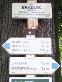 rozcestník na Bradleci - přírodní rezervace lužické kultury z doby bronzové