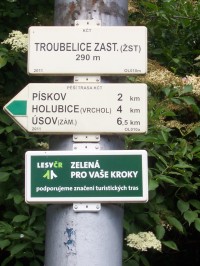 touto turistickou značkou začínáme naší pěší tůru na železniční zastávce Troubelice, zastávka