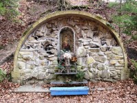 Jeskyňka se sochou Panny Marie Lurdské