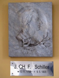 Schillera připomíná i deska uvnitř rozhledny