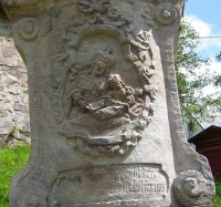 Socha sv. Václava: Na soklu sochy je proveden reliéf sv. Ludmily jako učitelky svého vnuka, kněžice Václava.