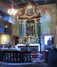 Kostelík, hlavní oltář: Zařízení kostelíka je barokní, poměrně citlivě doplňované v 19.století několika  patrně neoklasickými sochami. Strop je dřevěný, kazetový, ozdobený malbami rostlinných motivů a ornamenty. V nice oltáře stojí (domnívám se, že n