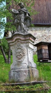 Socha sv. Václava: Při cestě ke kostelíku stojí krásna barokní socha prvního zemského patrona, sv. Václava