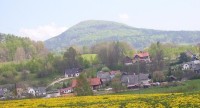 Pohled k severu: na Jílový (Jezevčí) vrch a horní konec vesnice