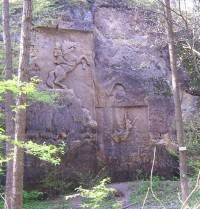 Skála na levém břehu Svitavky: pod vsí je ozdobena reliéfem