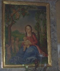 Hradní kaple sv. Barbory: Deskový oltářní obraz Pann Marie v modrém rouchu; originál nebyl nalezen a tak jej nahradila replika od Václava Pokorného.