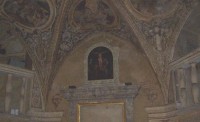 Hradní kaple: Kalvarská scéna nad oltářem - nedávno Martinem Martanem zhotovená replika nezvěstného originálního plátna.