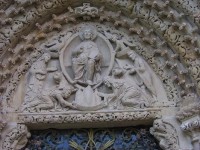Reliéf v portálu baziliky
