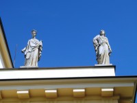 dvojica sôch v antickom oblečení, ktoré pochádzajú z už neexistujúceho Chrámu Múz