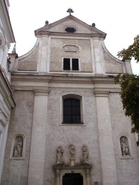 hlavný vchod do kostola