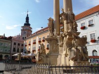 stĺp, fontána a veža kostola sv. Václava