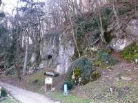 skala s jaskyňou