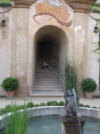 socha Tritona, za ňou portál so slnečnými hodinami