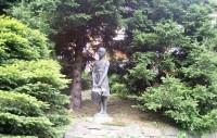 socha dievčaťa s konvou