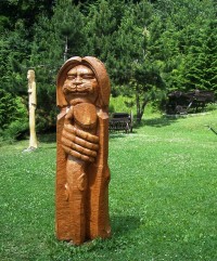 drevená socha u KOH-I-NORU