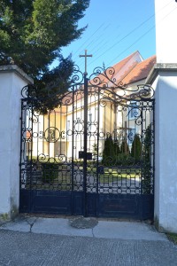 brána pred kostolom