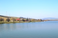 pohľad na salaš z priehradnej nádrže Salaš Sobotišťan u Kunovskej priehrady