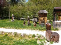 drevené sochy pri amfiteátri
