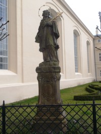 socha pred vstupom do zahrady
