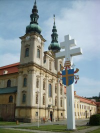 kríž a veže baziliky