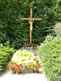 kríž oproti kostoluz