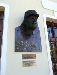 busta M. R. Štefánika na budove muzea