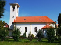 evanjelický kostol v strede obce