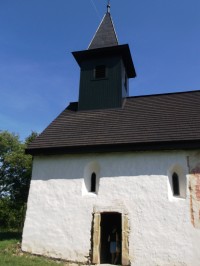 vchod do románskeho kostolíka