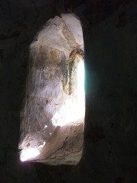 okienko, ktorým presvitá do kostolíka svetlo