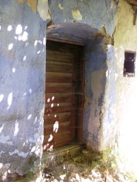 dvere do starého domu
