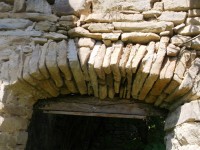 kamenný portál nad vchodom