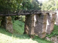 most s kamennými piliermi