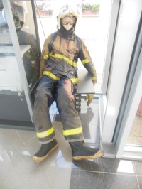 obhorená uniforma hasiča po zásahu