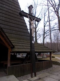 drevený kríž pred kostolom