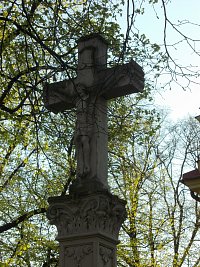 kamenný kríž pred kostolom