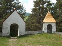 brána a kaplnka