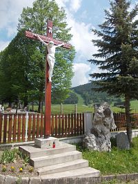 kríž a pamätník pred kostolom