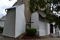oporný múr, kríž a predsieň kostola