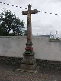 kamenný kríž u kostola
