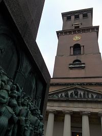 pamätník a neďaleký kostol Panny Márie