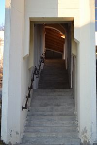kryté schodište ku kostolu